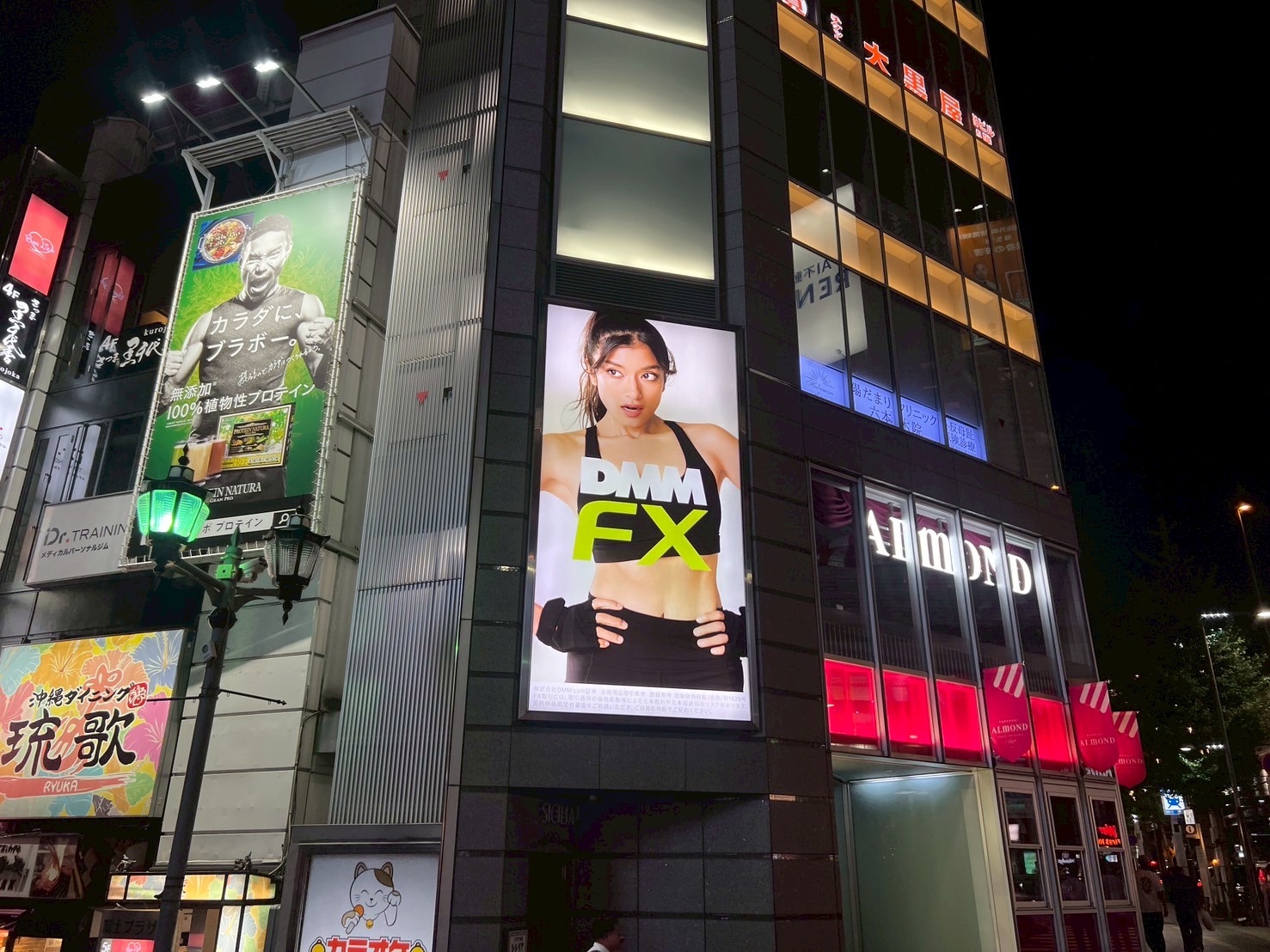 DMM壁面看板